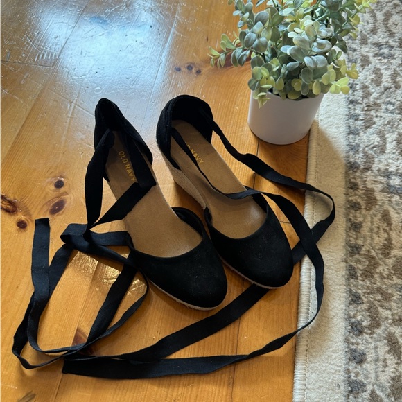 Old Navy Black Ballerina Closed Toed Wedges - Picture 2 of 6